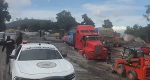 Cierre en autopista de Veracruz por deslizamiento de tierra