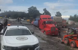 Cierre en autopista de Veracruz por deslizamiento de tierra