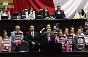Diputados eliminan órganos autónomos en México