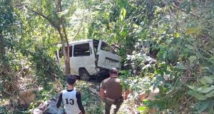 Mueren 3 en camioneta con pasajeros que cayó a un barranco en Tamazunchale