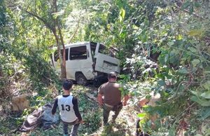 Mueren 3 en camioneta con pasajeros que cayó a un barranco en Tamazunchale