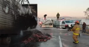 Incendio de tráiler en la Córdoba-Veracruz deja pérdidas millonarias y saqueo de mercancía