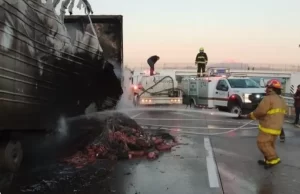 Incendio de tráiler en la Córdoba-Veracruz deja pérdidas millonarias y saqueo de mercancía