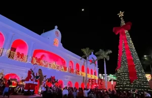 Encienden gran pino en Boca del Río