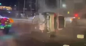 Volcadura interrumpe desfile navideño en Reynosa