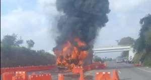 Se incendia autobús en autopista de Veracruz; registra pérdida total
