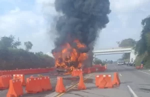 Se incendia autobús en autopista de Veracruz; registra pérdida total