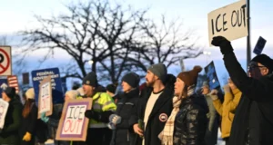 Muerte de activista a manos de ICE desata ola de protestas en Estados Unidos