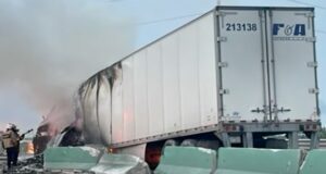 Tráiler se incendia y paraliza la autopista al Aeropuerto de Monterrey
