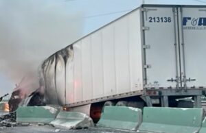 Tráiler se incendia y paraliza la autopista al Aeropuerto de Monterrey