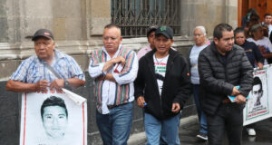Familias de Ayotzinapa buscan avances en reunión con Sheinbaum