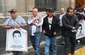 Familias de Ayotzinapa buscan avances en reunión con Sheinbaum