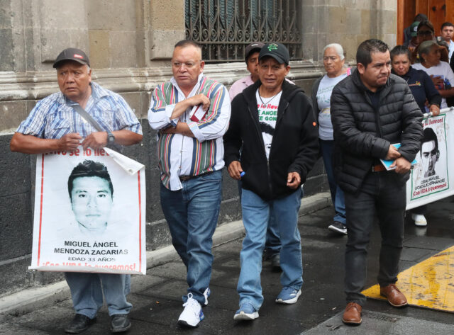 Familiares de Ayotzinapa acusan falta de avances sustanciales tras reunión con Sheinbaum