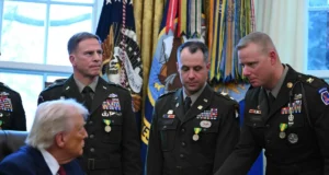 Trump declara al fentanilo amenaza militar y revive medalla histórica