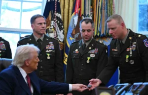 Trump declara al fentanilo amenaza militar y revive medalla histórica