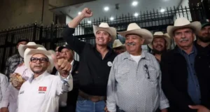 Liberan la mayoría de carreteras mientras continúan negociaciones con Segob