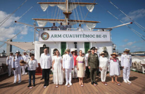 Sheinbaum honra a cadetes fallecidos durante su primera visita al Buque Escuela “Cuauhtémoc”