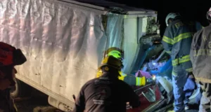 Vuelca camión con cuatro toneladas de aguacate en García; dos hombres resultan heridos