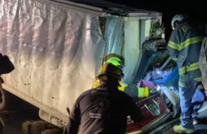 Vuelca camión con cuatro toneladas de aguacate en García; dos hombres resultan heridos