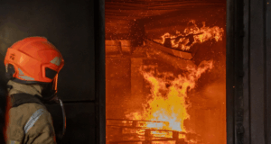 Incendio en Hong Kong sube a 128 muertos; arrestan 8 más por renovación deficiente