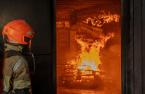 Incendio en Hong Kong sube a 128 muertos; arrestan 8 más por renovación deficiente