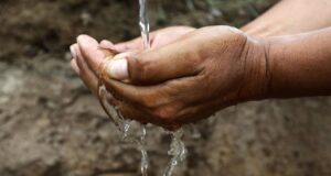 Nueva Ley de Aguas: sanciones a acaparadores y fin del mercado negro