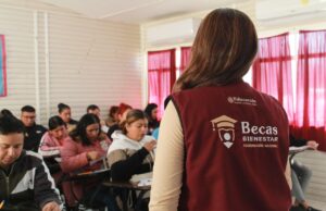 Entregan tarjetas de la Beca Rita Cetina a estudiantes de secundaria en Zuazua
