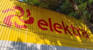 Moody’s rebaja calificación de Elektra por presión fiscal en Grupo Salinas