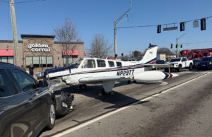 Avión aterriza de emergencia en carretera de Georgia y solo golpea 3 autos