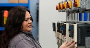 Deportaciones y jubilaciones agravan escasez de mano de obra en EU