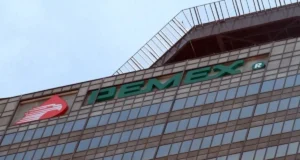 Pemex reduce deuda y mejora su posición financiera tras 11 años