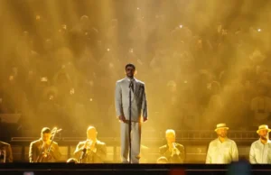 Polémica por imágenes de Bad Bunny tocando piezas en el Museo de Antropología