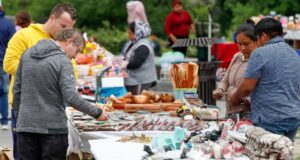 Comerciantes ambulantes permanecen en Macroplaza pese a vencimiento de permiso temporal