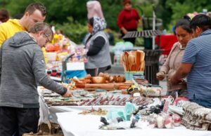 Comerciantes ambulantes permanecen en Macroplaza pese a vencimiento de permiso temporal