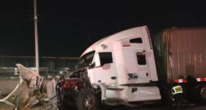 Tráiler robado se estrella contra caseta en la autopista México-Querétaro
