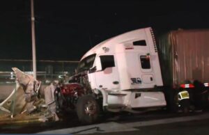 Tráiler robado se estrella contra caseta en la autopista México-Querétaro