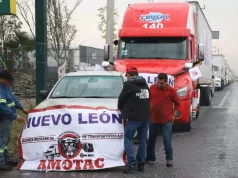 Transportistas de Nuevo León realizan plantón en carretera Monterrey-Laredo