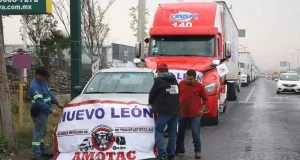 Transportistas de Nuevo León realizan plantón en carretera Monterrey-Laredo