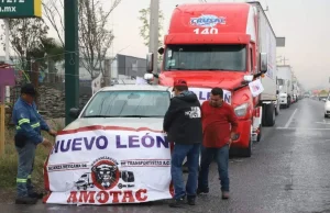 Transportistas de Nuevo León realizan plantón en carretera Monterrey-Laredo