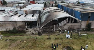 Concluyen rescate de víctimas tras desplome de jet en Toluca