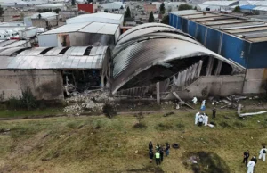 Concluyen rescate de víctimas tras desplome de jet en Toluca