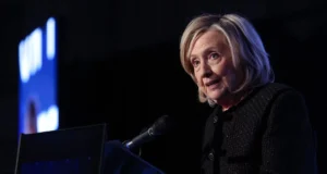 Hillary Clinton acusa a Trump de encubrir archivos Epstein