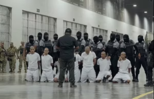 Reportaje sobre torturas en megaprisión salvadoreña aparece en internet tras retiro de CBS