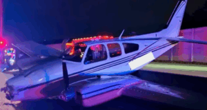Avioneta con falla de motor aterriza de emergencia sobre la I-95 en Florida y choca contra un auto