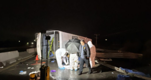 Familiares de víctimas de volcadura en Apodaca claman apoyo