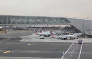 Tormenta invernal cancela más de 1,500 vuelos y complica viajes de fin de año en EU