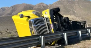 Mujer pierde el pié luego de volcadura de tráiler en carretera a Saltillo