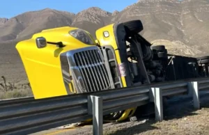 Mujer pierde el pié luego de volcadura de tráiler en carretera a Saltillo