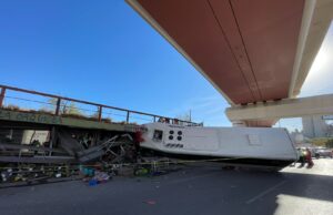 Camión urbano se estrella contra el Mercado Francisco Villa y deja lesionados