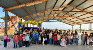 Comité de Damas de la UGRNL lleva juguetes a comunidades rurales de Nuevo León